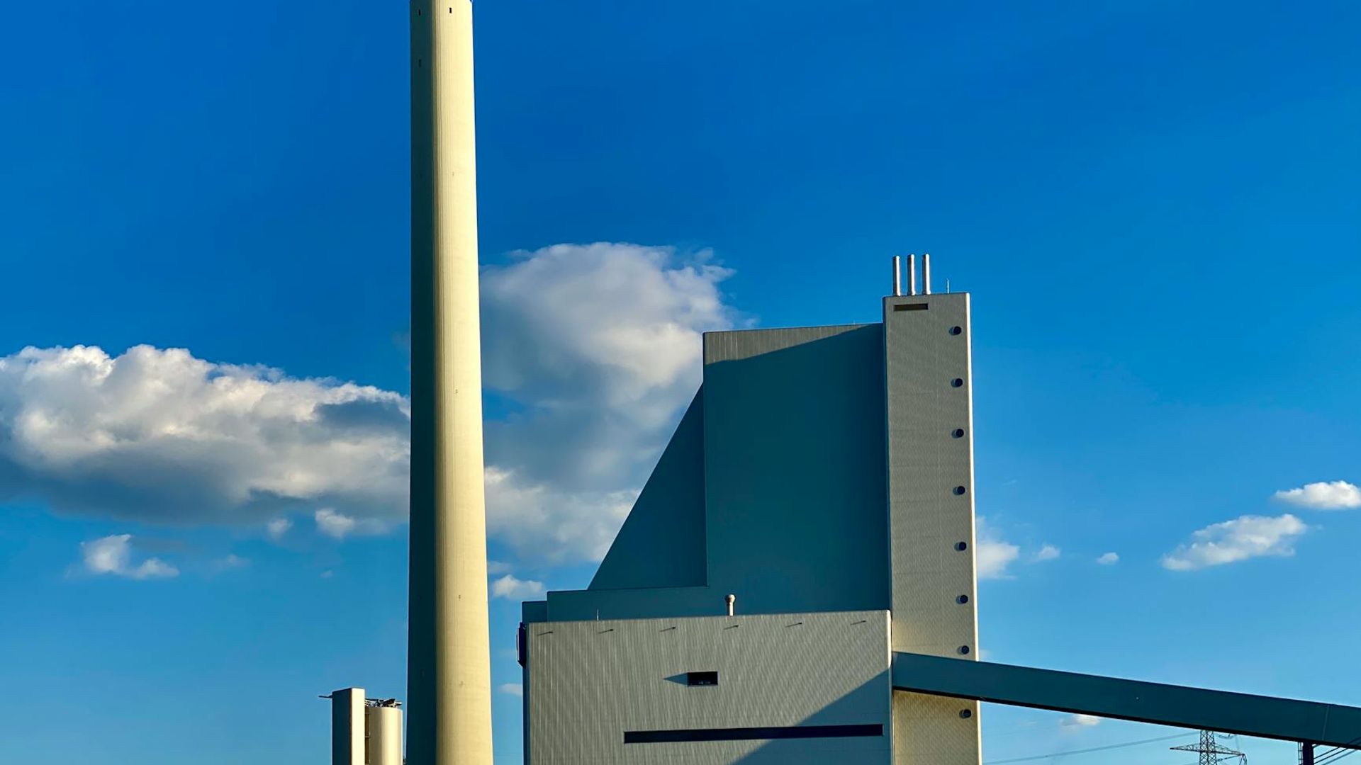 Modern energy efficient building